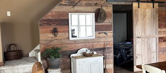 Cozy cabin that sleeps 6  with AC and WiFi on beautiful Palo Pinto lake..