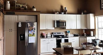 Cozy cabin that sleeps 6 with AC and WiFi on beautiful Palo Pinto lake..