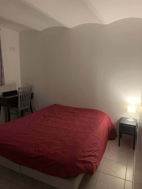 2 chambres, bureau, fer et planche à repasser, accès au Wi-Fi (inclus)