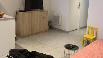 2 slaapkamers, een bureau, een strijkplank/strijkijzer, gratis wifi