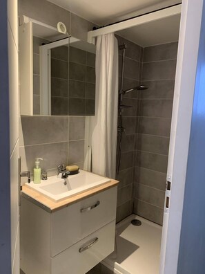 Dusche, Haartrockner, Handtücher, Seife