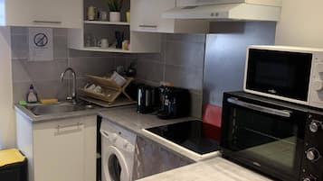 Een koelkast, een microgolfoven, een oven, een kookplaat