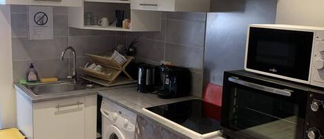 Kjøleskap, mikrobølgeovn, ovn og kokeplater