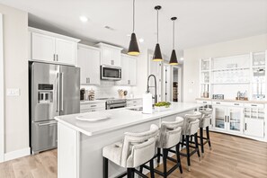 冷蔵庫、電子レンジ、オーブン、コンロ