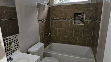 Hiustenkuivaaja, pyyhkeet, saippua, sampoo