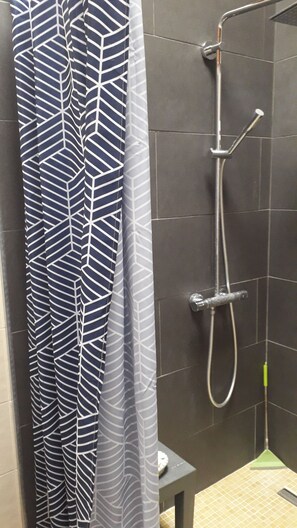Douche, sèche-cheveux, bidet, serviettes fournies
