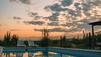 Una piscina al aire libre de temporada