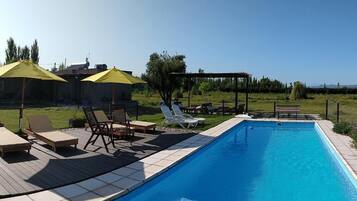 Hồ bơi ngoài trời phục vụ theo mùa