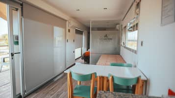 Kabin Deluks, kamar mandi pribadi, pemandangan kebun | 1 kamar tidur, Wi-Fi gratis, dan seprai linen