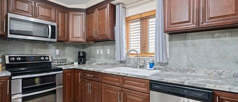 Frigorífico, microondas, horno y placa de cocina