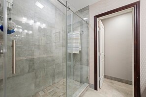 Douche, sèche-cheveux, serviettes fournies, savon