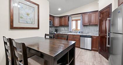 15 miles to New Braunfels, San Marcos, Seguin. Worker's Away from home retreat.
