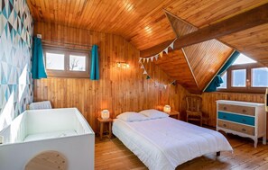 5 bedrooms, travel cot, free WiFi, bed sheets