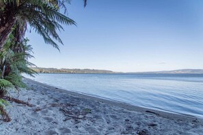 Beach - Panoramic Lake Views | Spacious & Relaxed with Private Beach (Rotorua)