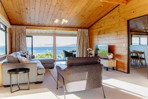 TV, table tennis - Panoramic Lake Views | Spacious & Relaxed with Private Beach (Rotorua)