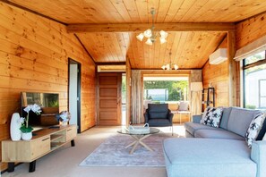 TV, table tennis - Panoramic Lake Views | Spacious & Relaxed with Private Beach (Rotorua)