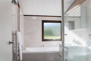 Hair dryer, towels - Panoramic Lake Views | Quiet, Spacious & Relaxed (Rotorua)