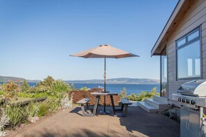 Outdoor dining - Panoramic Lake Views | Quiet, Spacious & Relaxed (Rotorua)