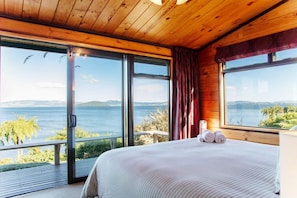 4 bedrooms, iron/ironing board, free WiFi, bed sheets - Panoramic Lake Views | Quiet, Spacious & Relaxed (Rotorua)