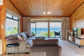 TV, table tennis - Panoramic Lake Views | Spacious & Relaxed with Private Beach (Rotorua)