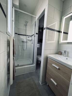 Sèche-cheveux, serviettes fournies, savon