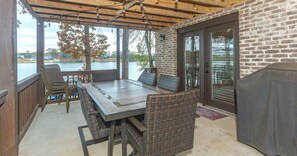Outdoor dining -  Escape the city and enjoy quality time with family with a lakeview! (cropwell)