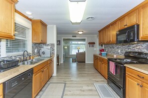 Jääkaappi, mikroaaltouuni, uuni, liesi