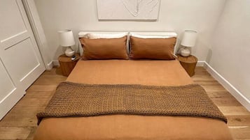 Desk, iron/ironing board, WiFi, bed sheets