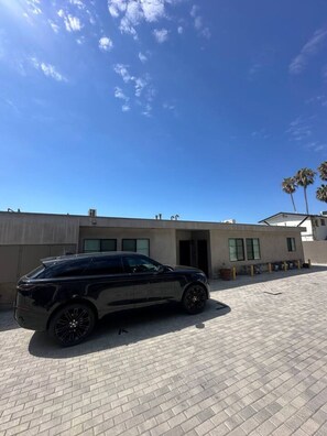 Property grounds - Luxury Malibu Bungalow Near Beach w/ Free Parking! (Malibu)