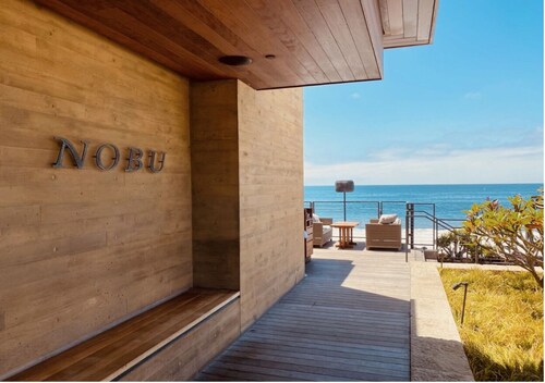 Luxury 1BR Malibu Bungalow on PCH steps from Beach w/ FREE private parking!