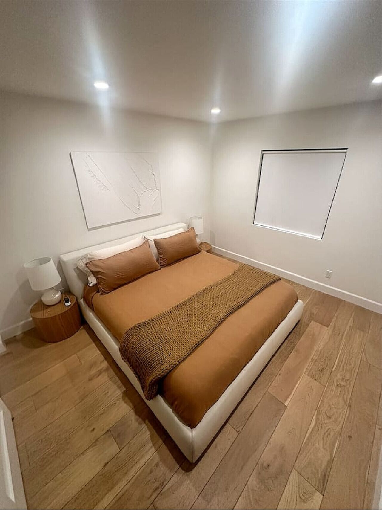 Desk, iron/ironing board, WiFi, bed sheets