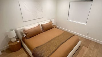 Desk, iron/ironing board, WiFi, bed sheets