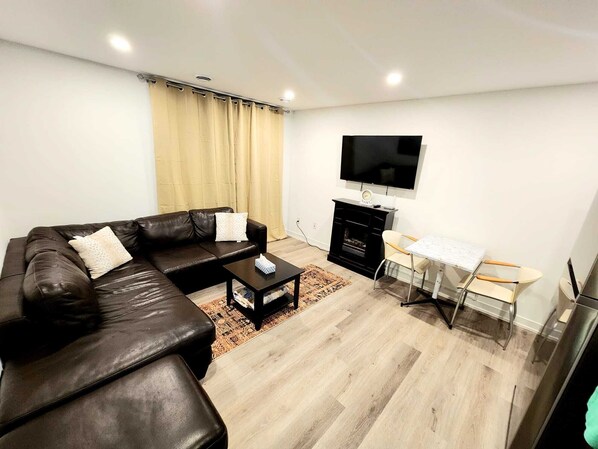 Smart TV - Niagara Escape Crib: 3km from NiagaraFalls (Niagara Falls)