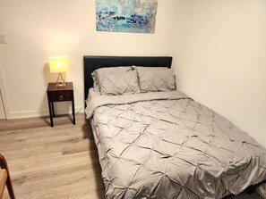 2 bedrooms, free WiFi, bed sheets - Niagara Escape Crib: 3km from NiagaraFalls (Niagara Falls)