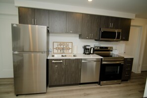 Fridge, stovetop, cookware/dishes/utensils - Niagara Escape Crib: 3km from NiagaraFalls (Niagara Falls)