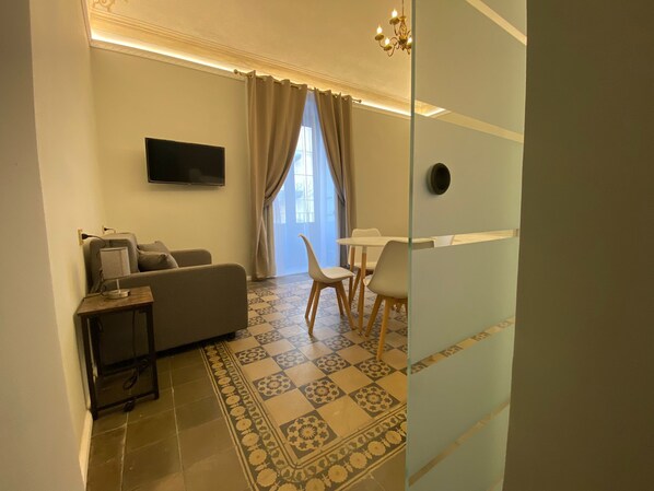 Dining - Bilocale con Cucina e Balcone su via Plebiscito (Catania)