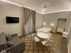 Interior - Bilocale con Cucina e Balcone su via Plebiscito (Catania)