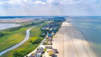 在海滩、沙滩椅