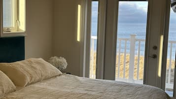 5 間睡房、房內夾萬、書桌、熨斗/熨衫板