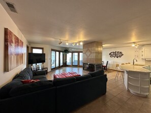 Smart TV, fireplace, table football, ping pong - Experience lakefront luxury with spectacular views on Lake James, Indiana! (Angola)