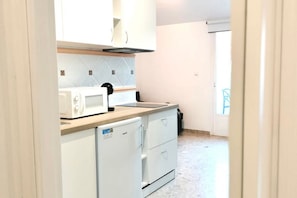 Refrigerador, microondas, placa de cocina, cafetera/tetera