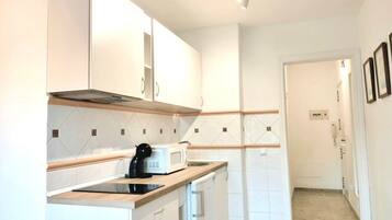 Réfrigérateur, micro-ondes, plaque de cuisson, cafetiÚre/bouilloire