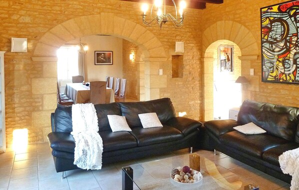 TV, fireplace, DVD player, ping pong - Awesome home in Sarlat La Caneda (Sarlat La Caneda)