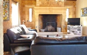 Lareira, DVD player, mesa de pingue-pongue