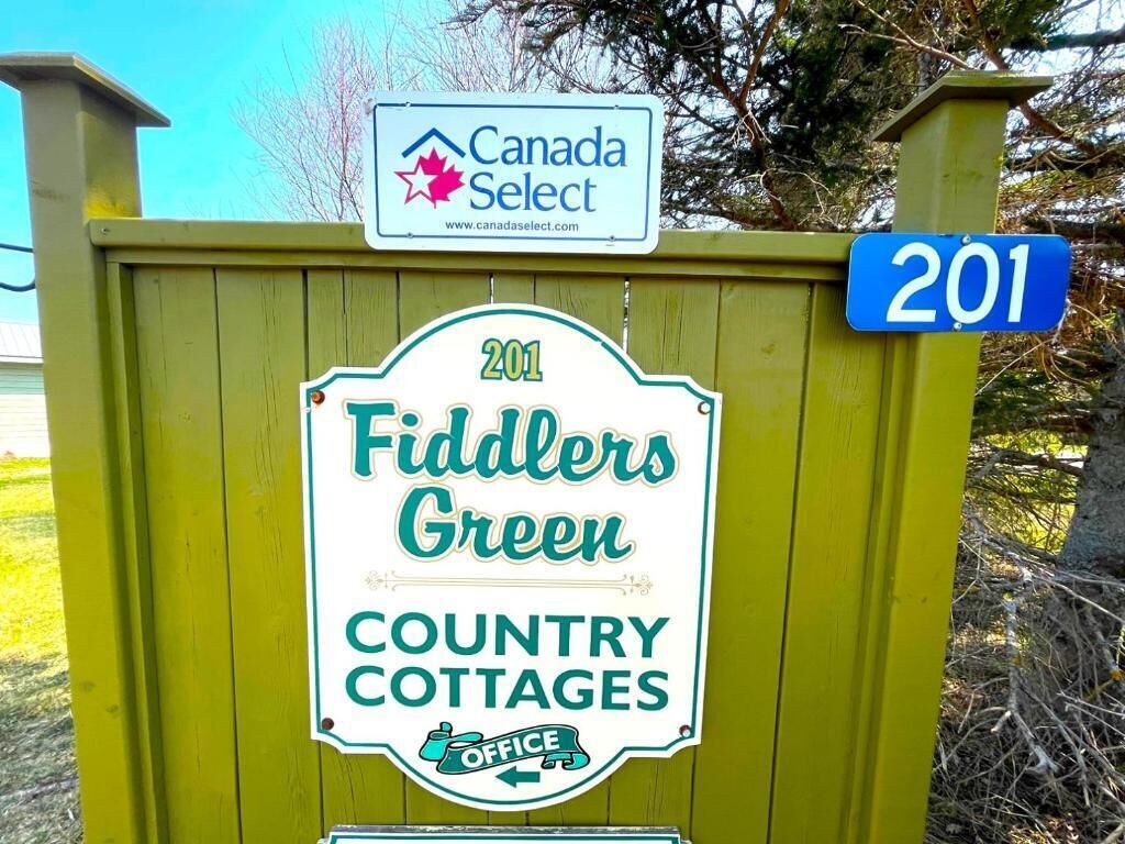 Naamplaatje voor Fiddlers Green Country Cottages met een Canada Select logo en huisnummer 201.