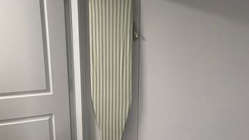 Ein gestreifter Bügelbrett hängt an der Wand.