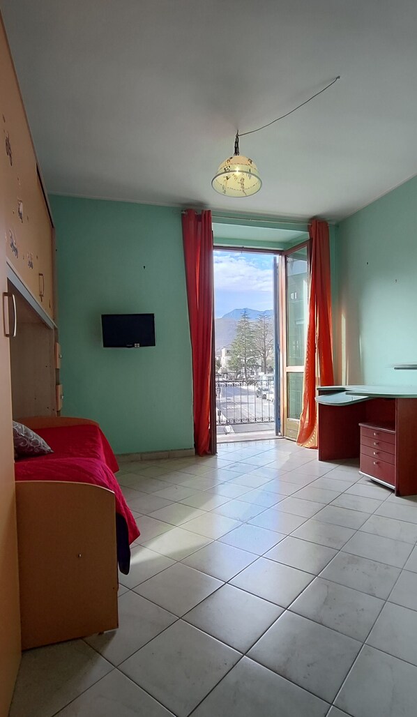 2 bedrooms, desk, travel cot, free WiFi