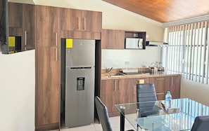 Exclusive Suite, 2 Double Beds | Private kitchen | Full-size fridge, microwave, stovetop, rice cooker - Altamira Apartsuites (Quito)