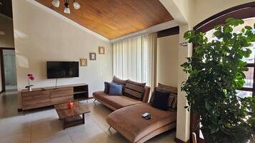 Appartement Familial | Coin séjour | TV connectée de 50 pouces avec chaßnes numériques, Netflix