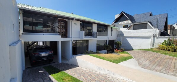 Front of property - Altamira Apartsuites (Quito)